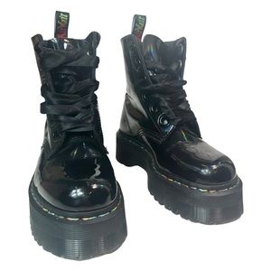 Dr. Martens Women’s MOLLY RAINBOW PATENT
COLOR: BLACK Rainbow Size: 5 #25088001.